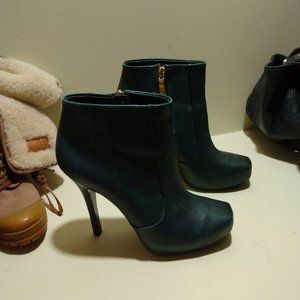 House of Harlow Hunter Green booties